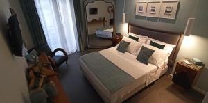 巴勒莫Jacona 365的一间卧室配有一张大床和镜子