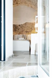 奥斯图尼Cà Giò的一间铺有白色地板并配有床的客房