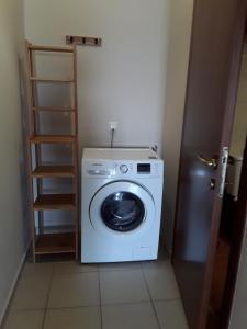 伊古迈尼察G3 sea view appartment的小房间里的洗衣机和烘干机