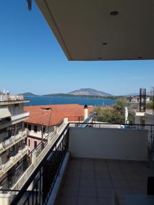 伊古迈尼察G3 sea view appartment的从大楼的阳台上可欣赏到风景