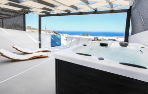 菲罗斯特法尼Rafael' s Mediteranian Cave Suites的配有浴缸的浴室,享有海景