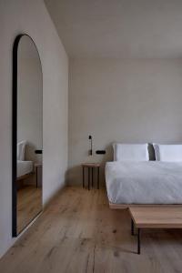 Brixenfink Restaurant & Suites的一间卧室配有一张大床和镜子