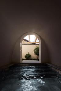 Brixenfink Restaurant & Suites的一个带拱门和窗户的室内游泳池