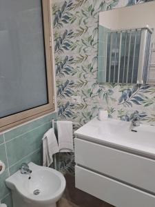 马尔萨拉Mare DiVino的一间带水槽、卫生间和镜子的浴室