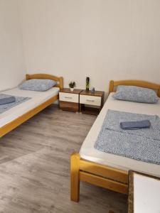 莫斯塔尔Visit Drežnica的一间设有两张床和两个床头柜的房间