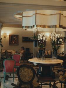 锡德Castival Hotel的一间带桌椅的用餐室