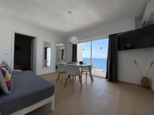 伊维萨镇索尔亚伟恩图瑟尼特及爱帕特思酒店的一间卧室设有一张床铺和一张桌子,享有海景