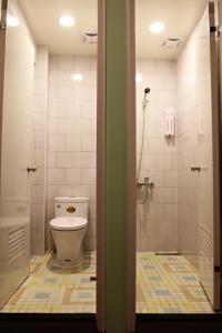 淡水旅行邦尼青年旅店的一间带卫生间和淋浴的浴室