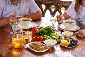 伊杰万DAN Resort的一群人坐在餐桌旁吃着食物