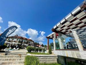 西格伏沙尔克埃泰尔诺家庭酒店的享有带滑板公园的建筑景致