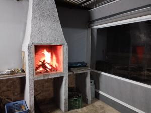 莫拉塔利亚Casa rural miralmonte的窗户客房内的石头壁炉