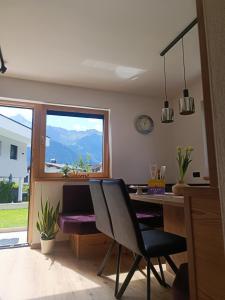 施文道Alpenoase的一间带桌椅和窗户的用餐室