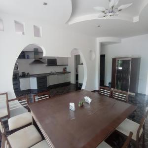 乔尔蓬阿塔Private Luxury Villa - Issyk Kul的一间带桌子的用餐室和一间厨房