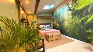纳博讷Tropical Lodge SPA Narbonne的一间卧室配有粉红色的床和一些植物
