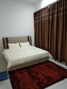 米里PINTARMAN EXPRESS @ MIRI TIMES SQUARE的一间卧室配有一张床和红色地毯