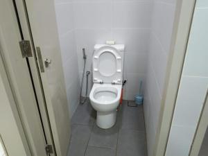 米里PINTARMAN EXPRESS @ MIRI TIMES SQUARE的一间带卫生间和盖的浴室