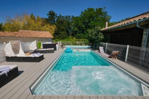 Saint-Paul-les-FontsLe Cocon的一个带甲板和庭院的游泳池