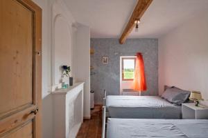 TornacMazet Tornac的一间卧室设有两张床和窗户。
