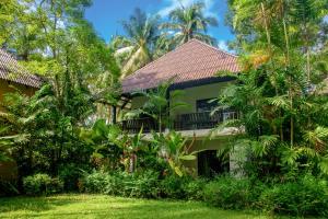 蔻立攀牙考拉哈德森度假酒店的丛林中树木繁茂的房子