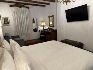 戈里察Vila Ebel的一间卧室配有一张床、一张书桌和一台电视