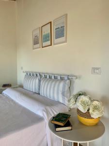 LubrianoCivita Secret Lodge的一间卧室配有一张床和一张玫瑰花桌