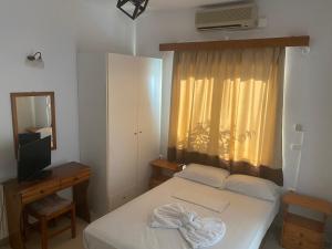 阿默达拉-伊拉克利翁厄里尼宫酒店的一间小卧室,配有床和窗户