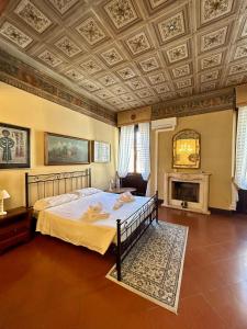 费拉拉迪莫拉800旅馆的一间卧室设有一张床和格子天花板