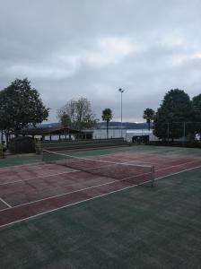 萨达Céntrico Estudio的中间设有1个带网的网球场