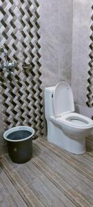 瑞诗凯诗BlueStays Hostel的一间带卫生间和桶的浴室