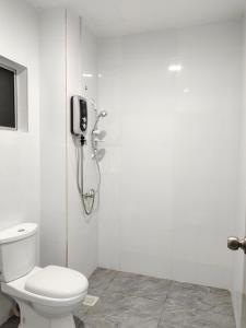 彭亨V-Homestay Bentong的一间带卫生间的浴室和墙上的一部电话