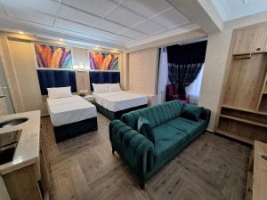 伊斯坦布尔Lords Mansion的客厅配有沙发和1张床