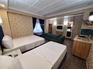 伊斯坦布尔Lords Mansion的酒店客房,设有两张床和一张沙发