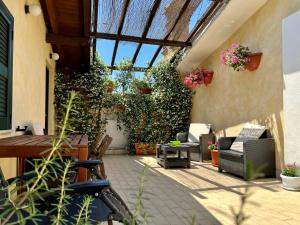 瓦尔蒙托内赛尔西旅馆的户外庭院设有植物温室