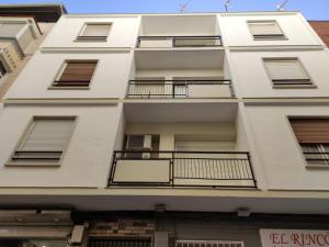 卢塞纳LA DESCALZA的白色的建筑,旁边设有阳台