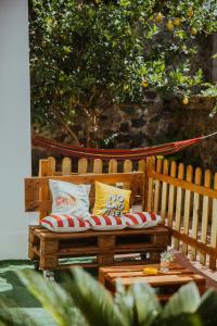 伊斯基亚Lemon Tree Rooms的一张桌子旁的木凳和枕头