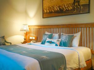 塞米亚克New Pondok Sara Villas - CHSE Certified的一间卧室配有一张带蓝白色枕头的大床