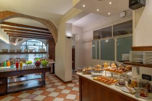曼托瓦Hotel Antica Dimora的餐厅内的厨房提供自助餐