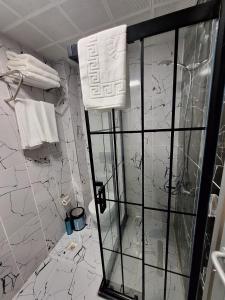 伊斯坦布尔Lords Mansion的一间设有白色大理石墙壁和淋浴的浴室