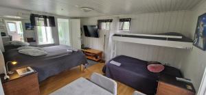 ÅsaHumlebo的一间卧室配有两张床和一张双层床。