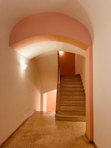 博洛尼亚Casa Nina Bologna Centro的房屋内带楼梯的走廊
