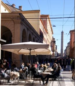 博洛尼亚Casa Nina Bologna Centro的一群坐在桌子下的人