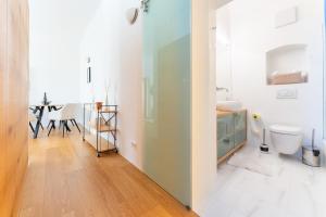 多瑙河畔克雷姆斯Cozy-City Appartement的白色的浴室设有卫生间和桌子。
