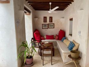 拉穆Authentic Swahili style villa Milele House的客厅配有沙发和桌子