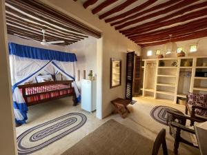 拉穆Authentic Swahili style villa Milele House的一间设有卧室的客房,卧室内配有一张床