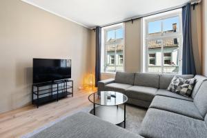 克里斯蒂安桑Ny sentral og moderne leilighet的带沙发和平面电视的客厅