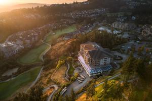 维多利亚The Westin Bear Mountain Resort & Spa, Victoria的享有带高尔夫球场的度假村的空中景致