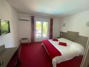 弗尔东河畔莱萨莱Spa艾尔美塔吉酒店的一间卧室设有一张大床和一个窗户。