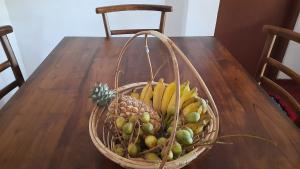 瓦都瓦villa senudri wadduwa的木桌上的一篮水果