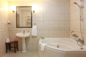 伊兹密尔巴科瓦温泉酒店的带浴缸和盥洗盆的浴室