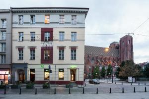 弗罗茨瓦夫Hostel Krasnal Market Square Wroclaw的城市街道上的建筑物